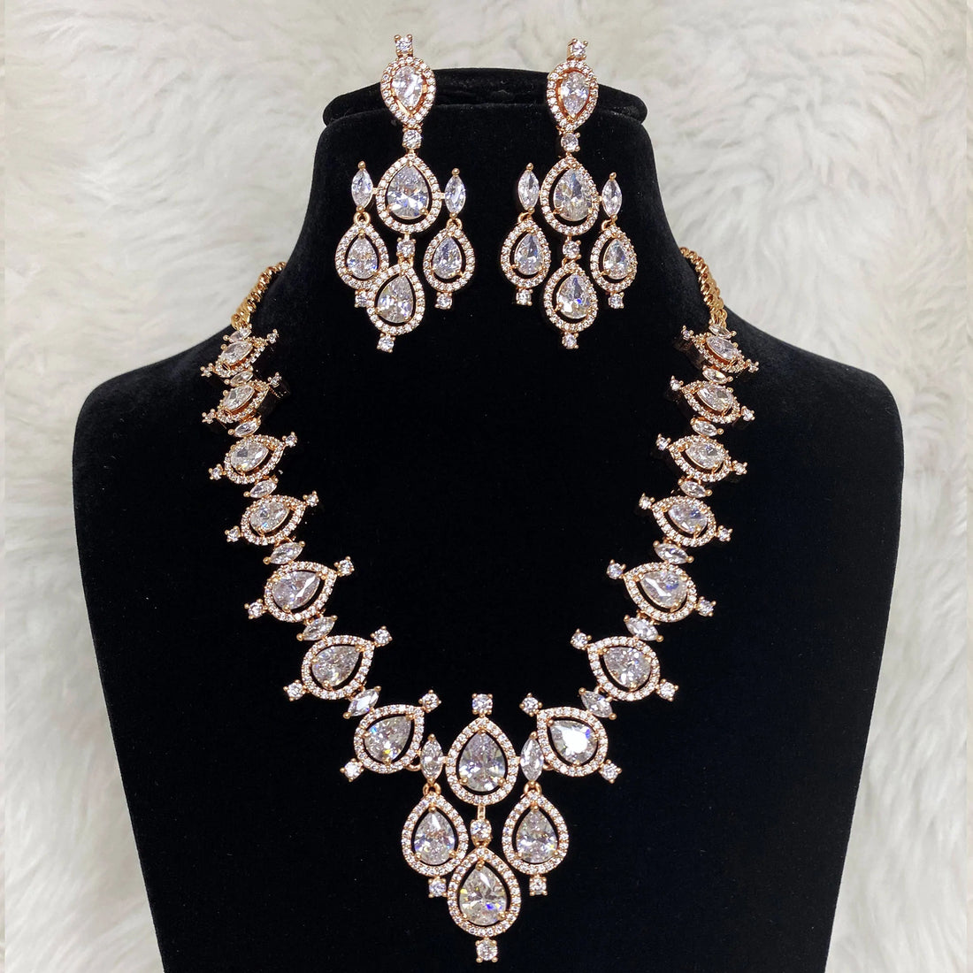 Women's Jewelry Online: How to Shop for the Perfect Pieces